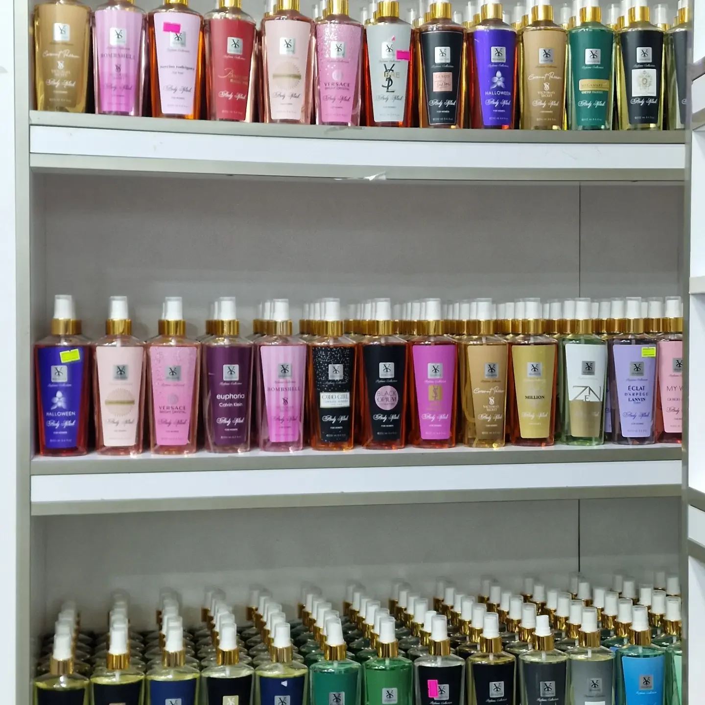 قفسه اسپری و بطری‌های عطر سعید