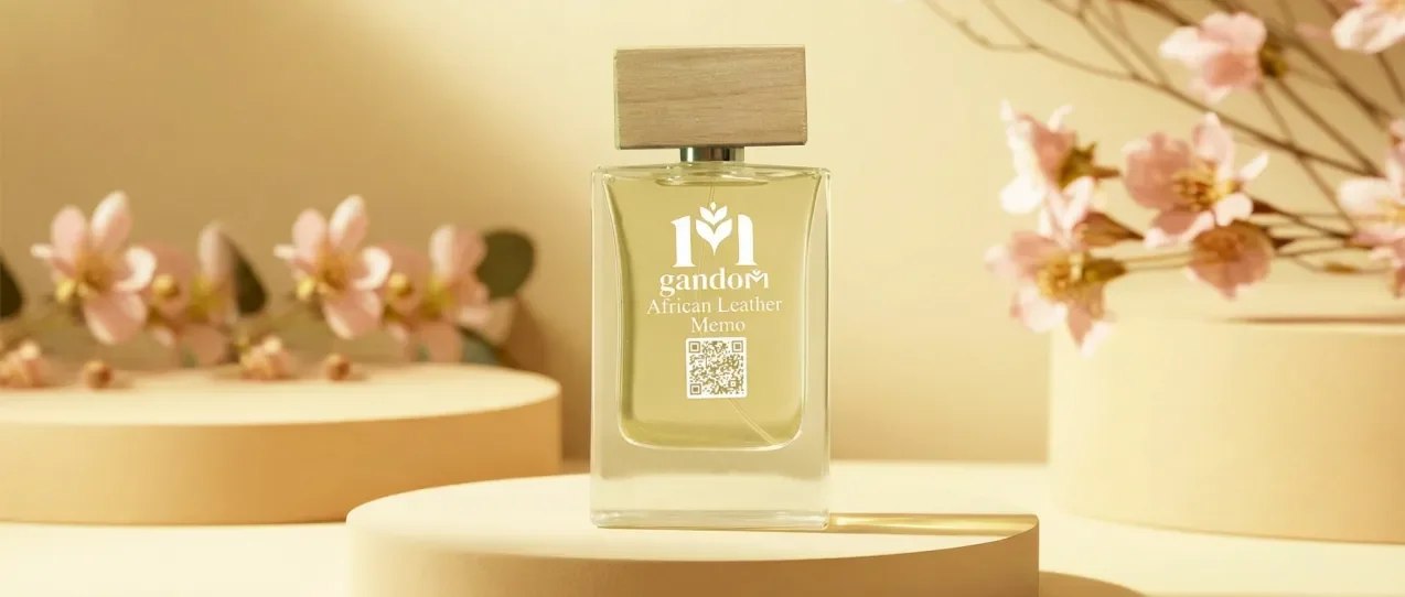 بطری عطر گندم کنار گل‌ها