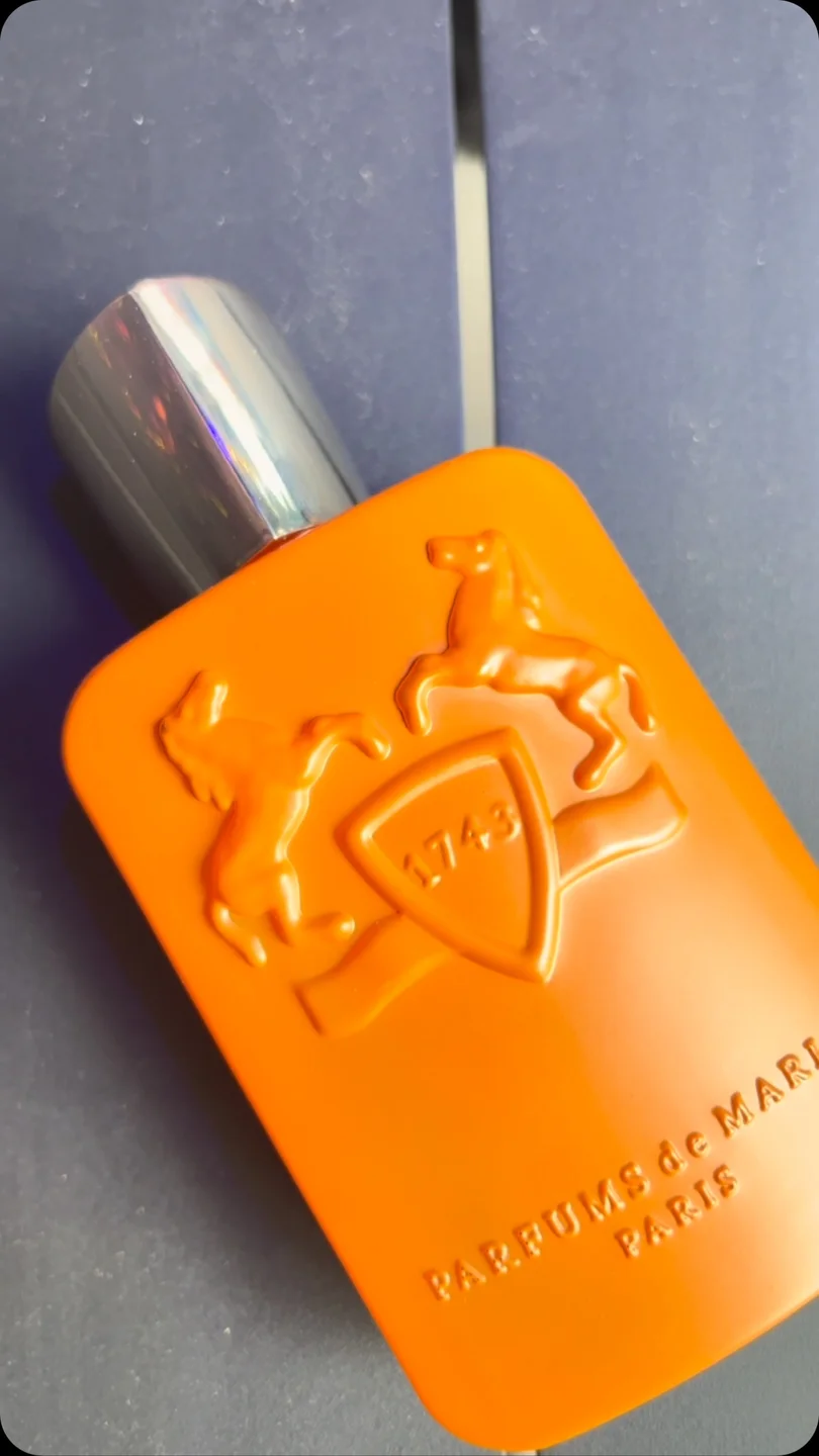 بطری نارنجی عطر در میخک