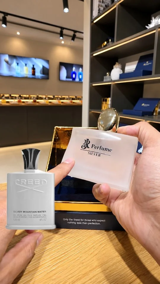 بطری عطر روی پیشخوان آرجی