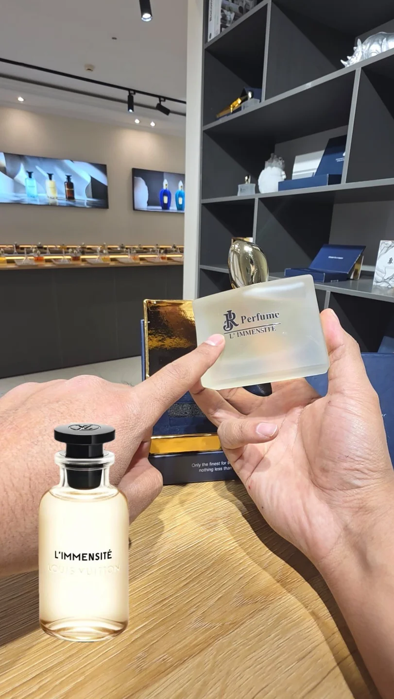 بطری عطر مقابل قفسه‌های آرجی
