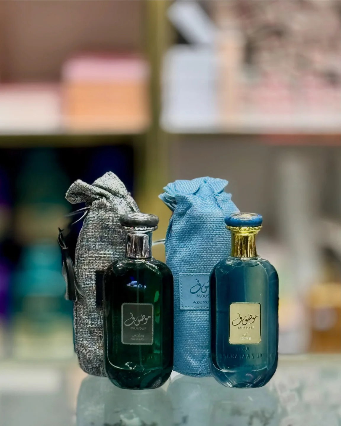 بطری‌های عطر مقابل قفسه صبوری