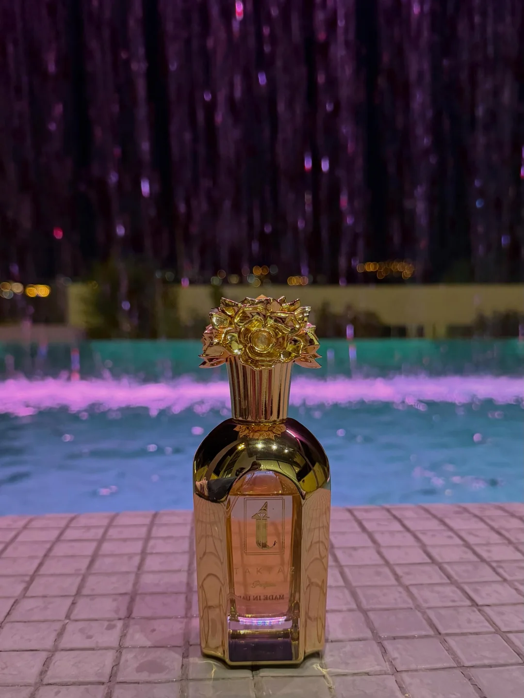 بطری عطر در فضای باز