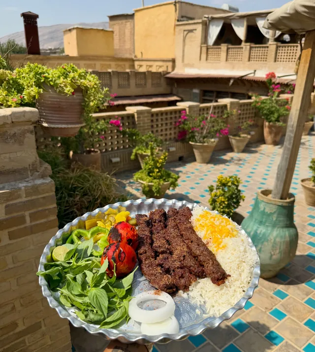 کباب و برنج کنار حوض عمارت فیل