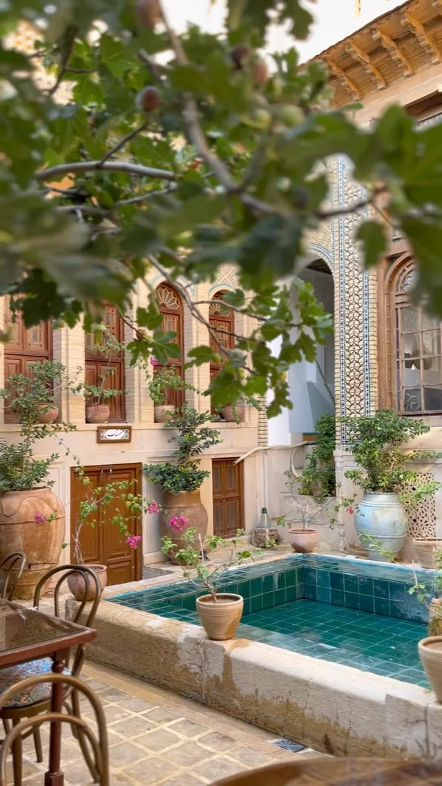 حیاط و حوض عمارت فیل