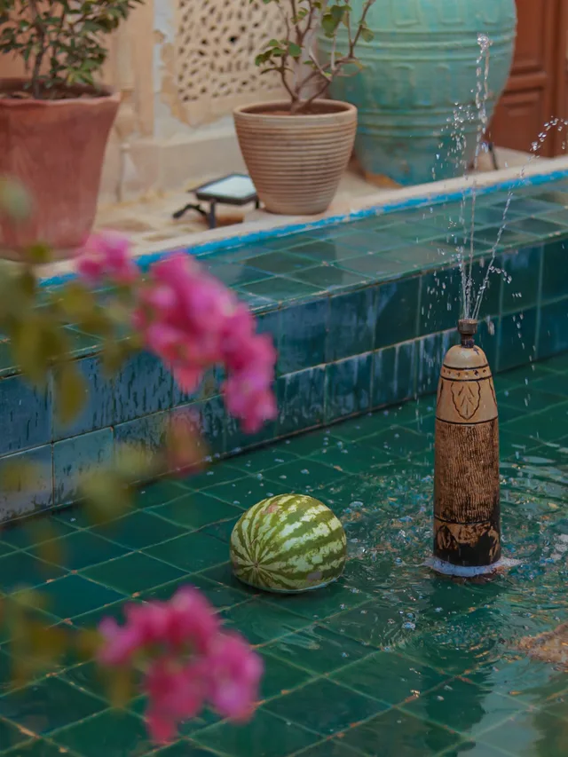حوض فیروزه‌ای عمارت فیل