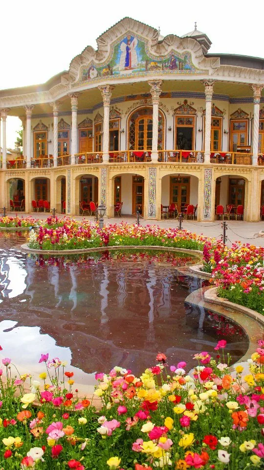 گل‌های باغ عمارت شاپوری