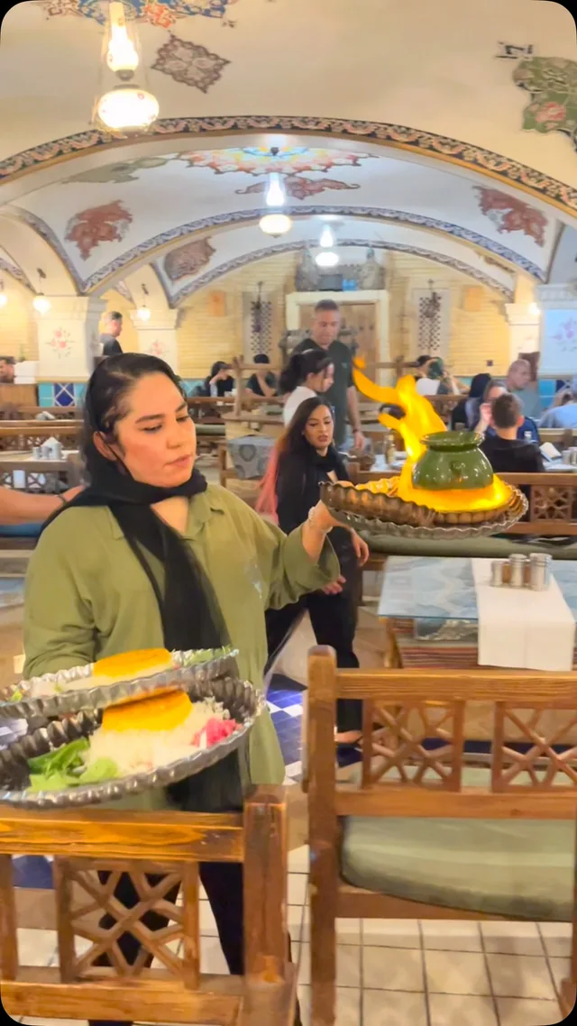 سرو غذا در سالن طاق‌دار کته ماس