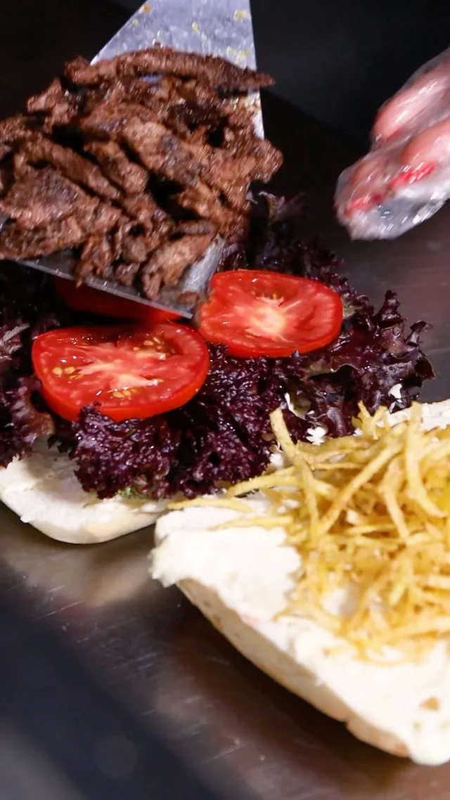 آماده‌سازی ساندویچ در شن