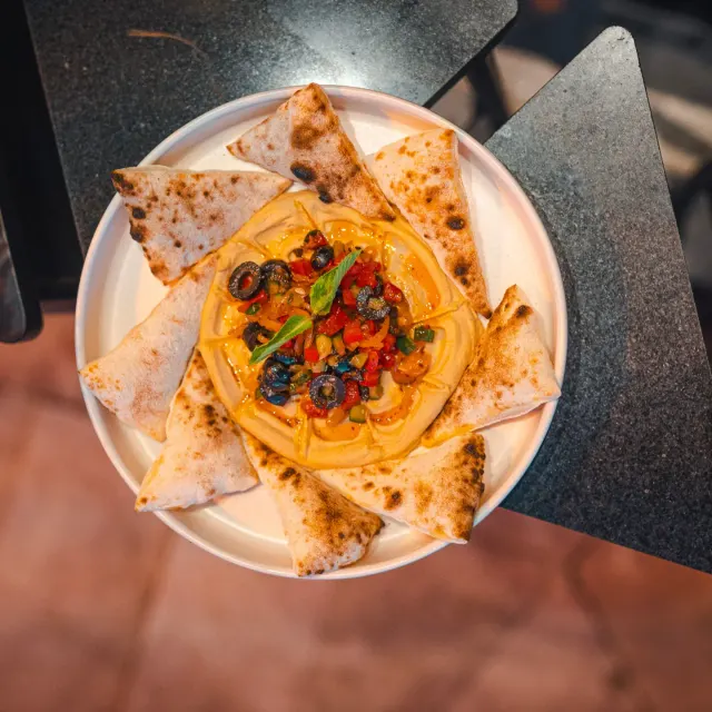 تصویر منتشرشده در حساب heram.cafe؛ کافه هرم